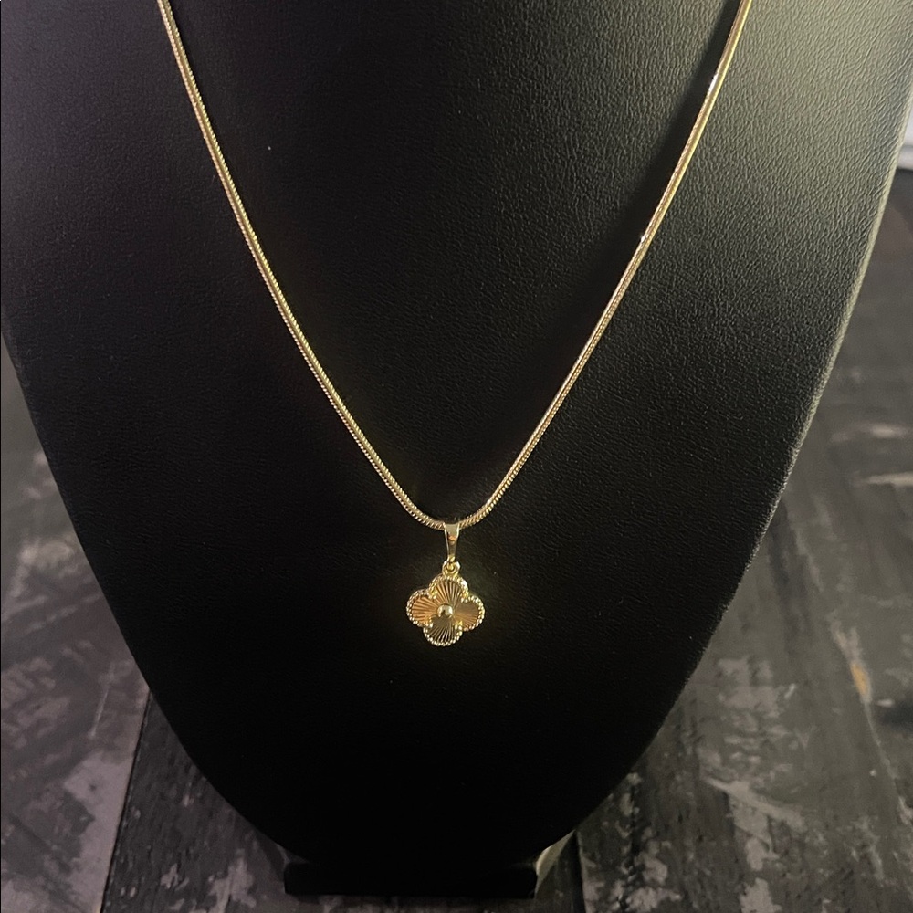 Elegant Gold Clover Pendant Necklace